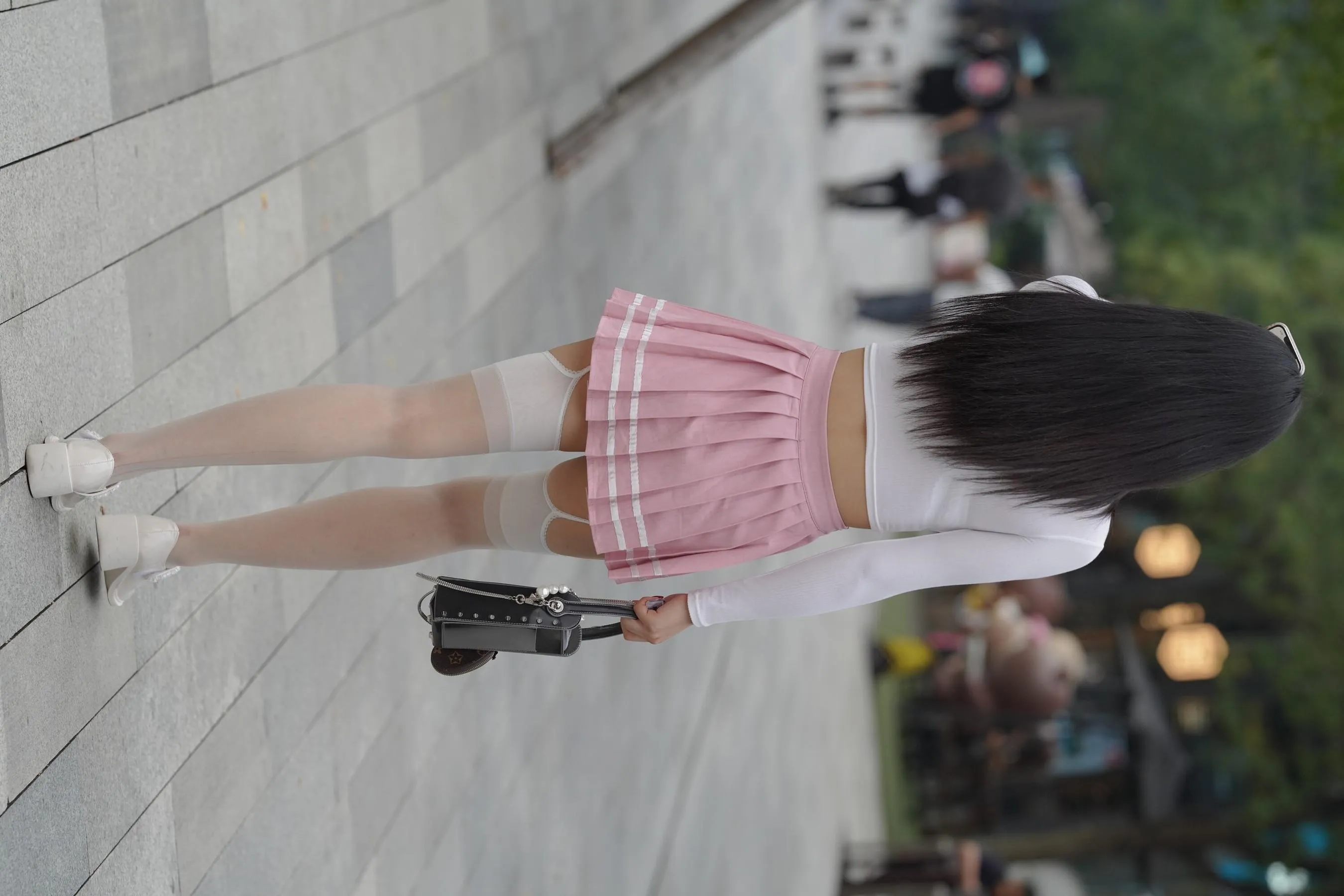 魔镜街拍 NO.161 街拍白丝吊带袜美女 [109P]插图3